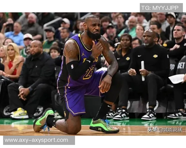 季前赛迎战湖人太阳队晒出布克马威帅气登机照引发关注